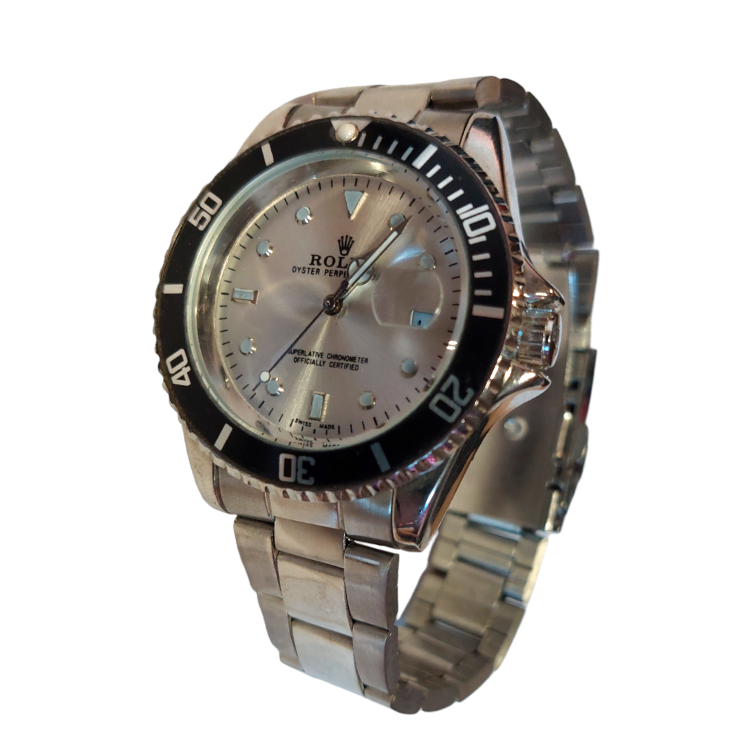Reloj Estilo Submariner Plateado - Con Esfera Plateada Y Bisel Negro Giratorio - Imagen 2